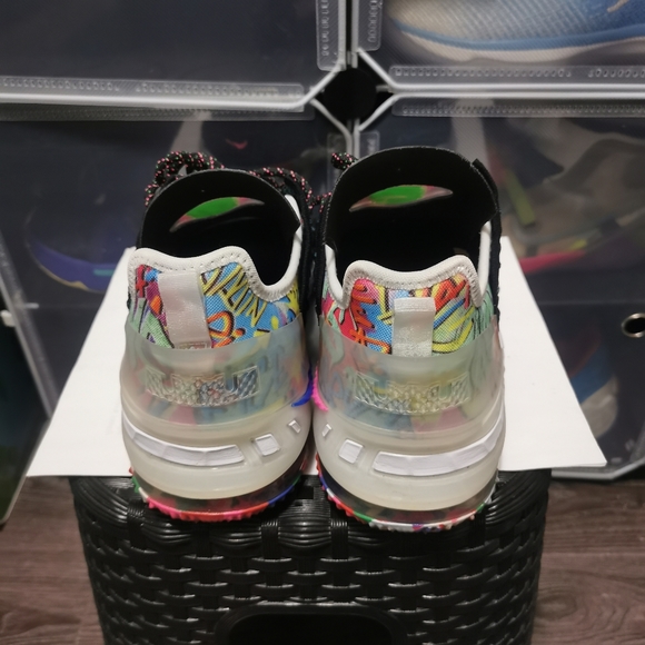 Nike LeBron James 18 - Picture 3 of 5